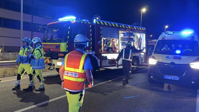 Bomberos y sanitarios del Summa 112 atienden a tres personas tras una colisión entre dos coches en Fuenlabrada (Madrid)