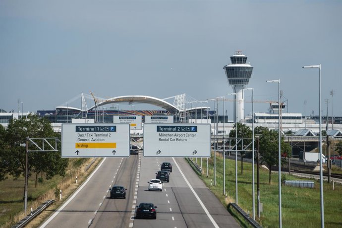 Archivo - August 14, 2024, MüNchen, Bayern, Deutschland: Der Flughafen München vor dem Protest. Am 14. August 2024 protestierten sechs Aktivist*innen der Letzen Generation am Flughafen in München, Deutschland in Solidarität mit der Aktion''Oil kills''. Di