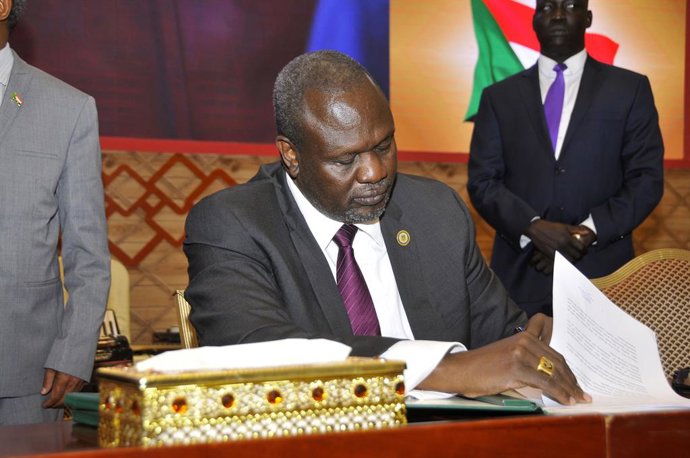 Archivo - KHARTOUM, June 27, 2018  South Sudan Opposition Leader Riek Machar signs on a peace deal reached with South Sudan government in Khartoum, South Sudan, June 27, 2018. The parties to the conflict in South Sudan on Wednesday signed Khartoum Peace A