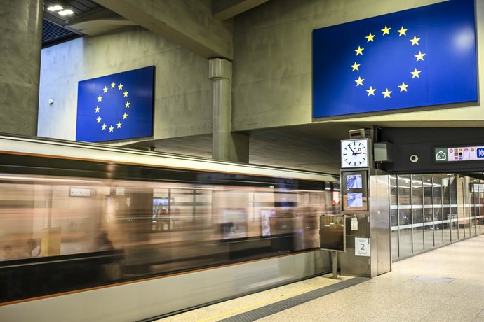 1º de outubro de 2025: Um trem de metrô chega à estação Schuman no distrito europeu de Bruxelas, Bélgica, em 1.10.2025, com bandeiras da UE exibidas dentro da estação que conecta o sistema de transporte da cidade com as instituições europeias. Foto de Wik
