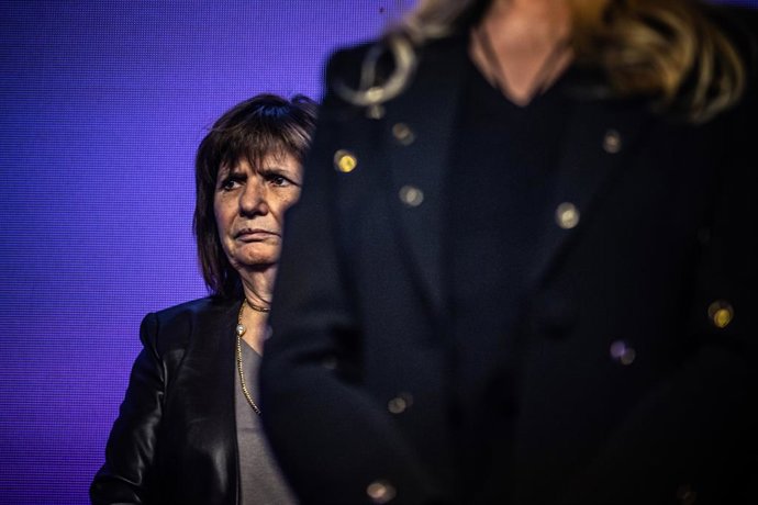 7 de setembro de 2025, La Plata, Buenos Aires, Argentina: PATRICIA BULLRICH, Ministra da Segurança Nacional, ouve o discurso do presidente. Às 21 horas, os primeiros resultados foram divulgados, com o peronismo vencendo por 13 pontos sobre La Libertad Ava