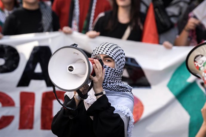 Una estudiante con una kufiya  durante una manifestación del sindicato de estudiantes en apoyo al pueblo palestino, a 2 de octubre de 2025, en Madrid (España). 