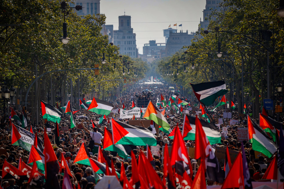 Decenas de personas durante una manifestación en apoyo a Palestina, a 4 de octubre de 2025, en Barcelona, Catalunya (España).