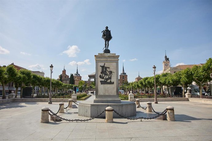 Archivo - La estatua de la plaza de Cervantes, a 20 de mayo de 2023, en Alcalá de Henares, Madrid (España).