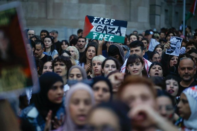 Varias personas sostienen pancartas, durante una manifestación a favor de Palestina, a 3 de octubre de 2025, en Barcelona (España).