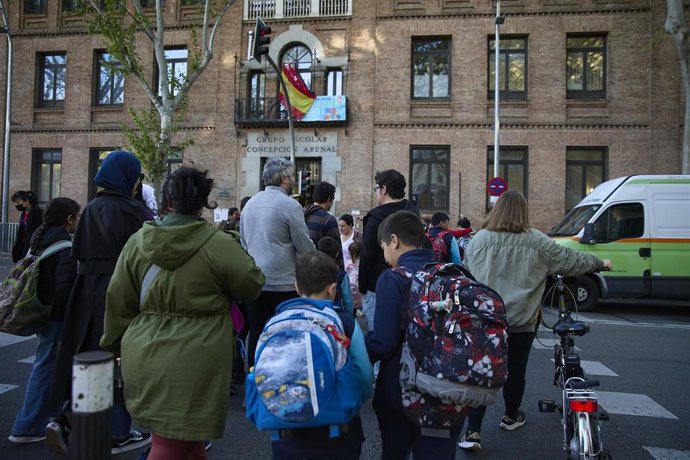 Archivo - Varios niños van al colegio, a 29 de abril de 2025, en Madrid (España). 
