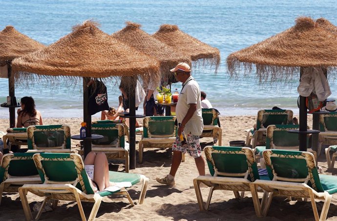 Archivo - Las playa de la costa de Málaga se llenan de personas en este inicio del mes de Octubre. Las altas temperaturas, provocada por un anticiclón, dejará un fin de semana caluroso con máximas de 34 grados, a 4 de octubre de 2024 en Málaga (Andalucía,