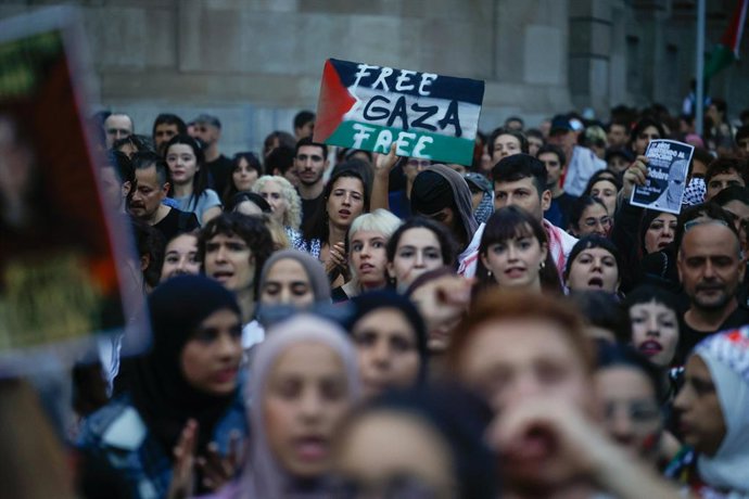 Pessoas seguram cartazes durante uma manifestação a favor da Palestina em 3 de outubro de 2025 em Barcelona, Espanha.