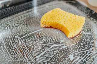 Meter la esponja de cocina en el microondas: por qué lo hacen muchos y qué dicen los expertos