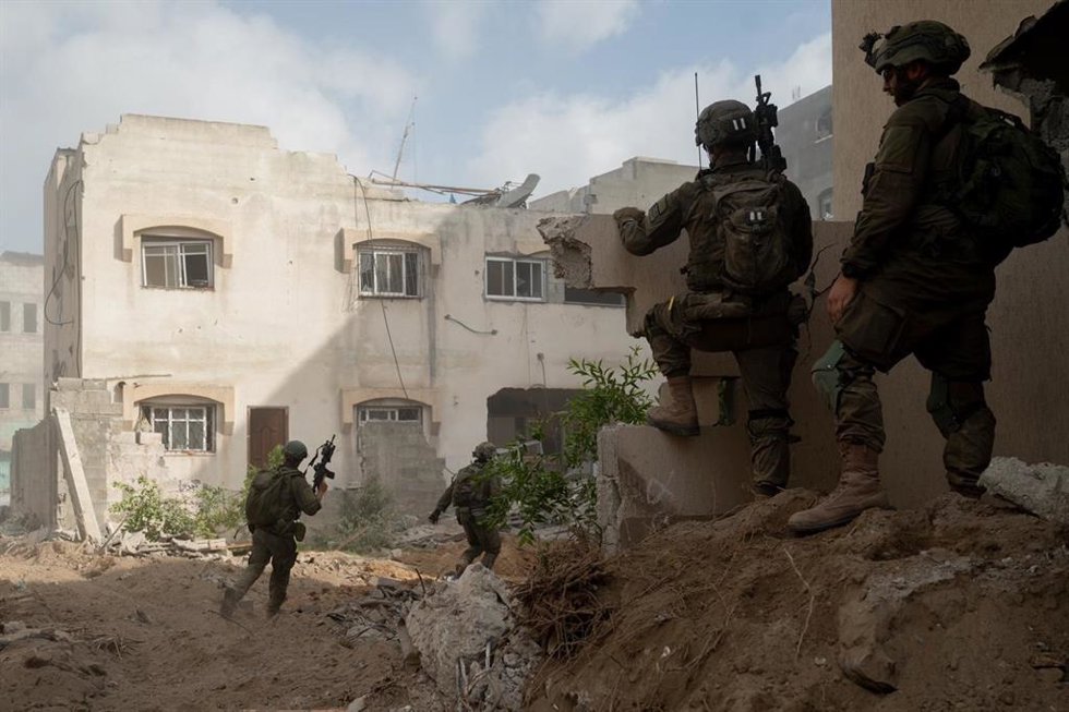 Archivo - Militares isarelíes en el barrio de Sheyaiya, en Ciudad de Gaza