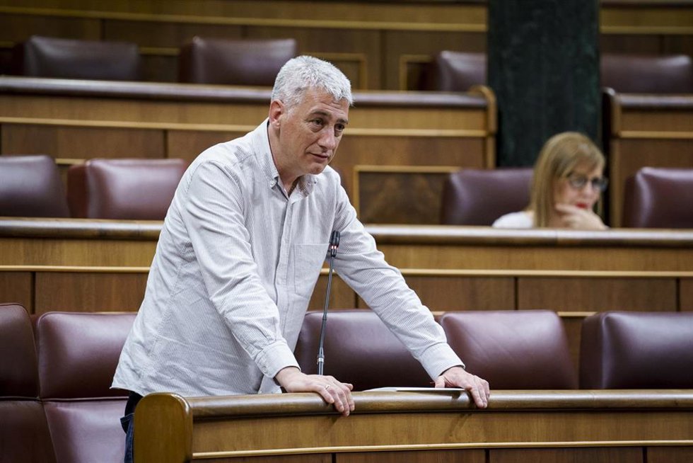 Archivo - El diputado de EH Bildu Oskar Matute durante una sesión plenaria en el Congreso.