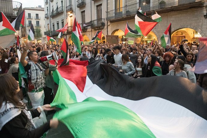 Centenas de pessoas durante uma manifestação em apoio à Flotilha Global Sumud, na Plaza del Vi, em 2 de outubro de 2025, em Girona, Catalunha (Espanha). A manifestação ocorreu após a interceptação da Flotilha Global Sumud por Israel para exigir a liberaçã