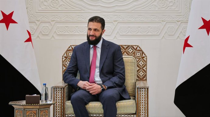 Archivo - Arquivo - O presidente de transição da Síria, Ahmed al Shara, durante uma reunião em Damasco, capital da Síria (arquivo).