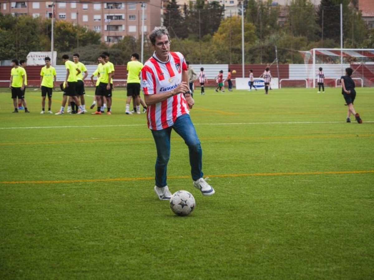 Autol estrena la renovación del césped artificial del campo de fútbol financiada por el Gobierno de La Rioja