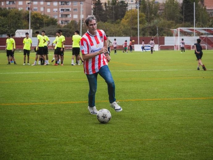 El presidente del Gobierno riojano, Gonzalo Capellán, se atreve con unos pases en la inauguración del renovado césped artificial del campo de fútbol de Autol