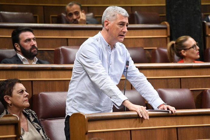 Archivo - El diputado de EH Bildu Oskar Matute interviene durante una sesión de control al Gobierno, en el Congreso de los Diputados, a 11 de junio de 2025, en Madrid (España). El presidente del Gobierno asiste a su primera sesión de control en el Congres