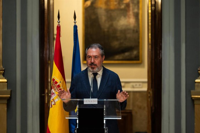 O porta-voz do PSOE no Senado, Juan Espadas, durante uma coletiva de imprensa, no Senado, em 4 de setembro de 2025, em Madri (Espanha). O porta-voz do PSOE no Senado, Juan Espadas, reprovou mais uma vez o PP por fazer uso de sua maioria na Câmara dos Depu