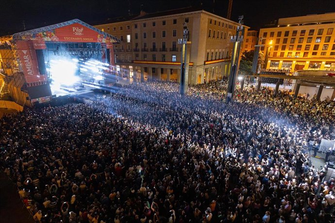 La plaza del Pilar llena este viernes en el concierto del padre Guilherme.