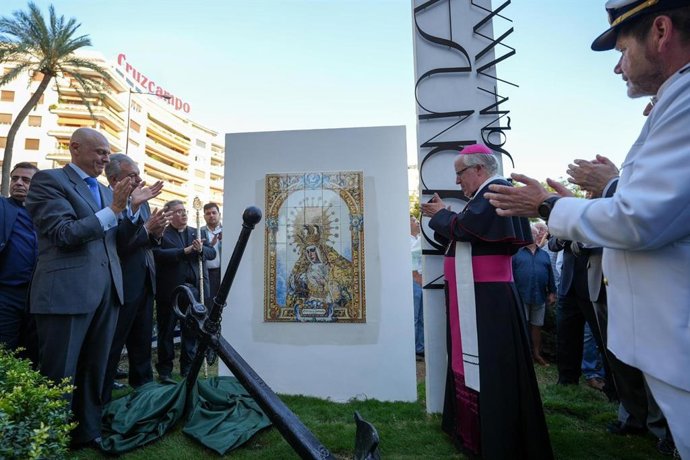 El alcalde de Sevilla, José Luis Sanz, y el arzobispo de Sevilla, José Ángel Saiz Meneses, inauguran un monumento en la Plaza de España coincidiendo con la misión de la Esperanza de Triana al Polígono Sur.