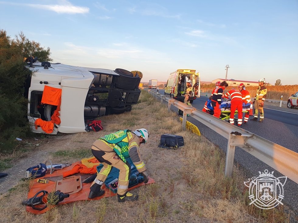 Vuelco de un camión en la A-62 en Estépar.