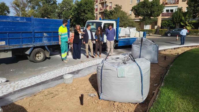 La delegada de Parques y Jardines, Evelia Rincón, en la Glorieta Brigadas Internacionales en Sevilla Este.