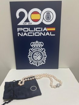 Preso no aeroporto de Alicante por roubar joias no valor de 7.000 euros de sua tia e tentar fugir para o Reino Unido.