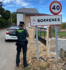 Un agente de la Guardia Civil en la localidad de Borrenes.