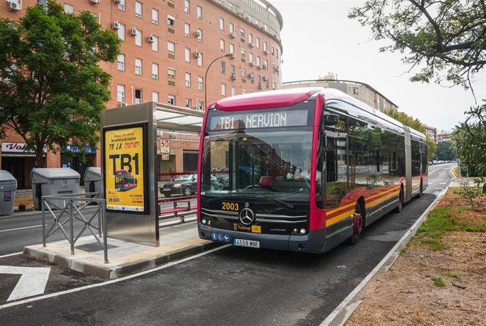 Imagen de recursos del bus de tránsito rápido (BTR) o tranvibús a su paso por Sevilla Este. A 29 de septiembre de 2025, en Sevilla (Andalucía, España). 