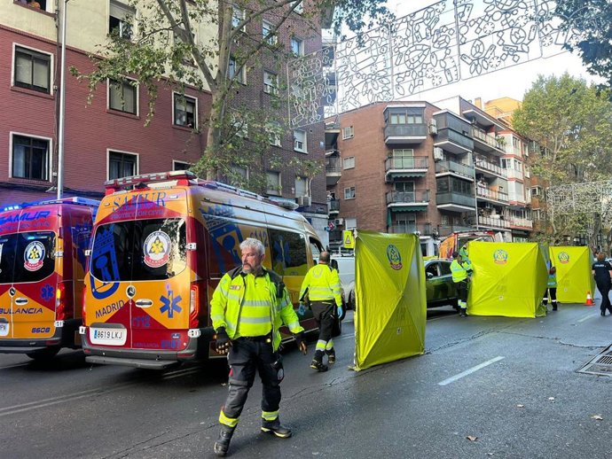 Atropello de dos personas de 25 y 26 años en Carabanchel mientras descargaban mercancías de una furgoneta en doble fila.