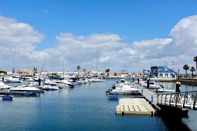 Archivo - Barcos en el puerto de Ayamonte.