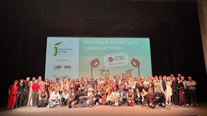 Foto de familia del Palmarés del XIII Concurso Cortometrajes 'Rodando por Jaén'