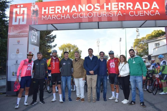 El consejero de Educación, Cultura y Deportes, Amador Pastor, a la salida de la III Marcha Cicloturista Hermano Herrada en Cuenca.