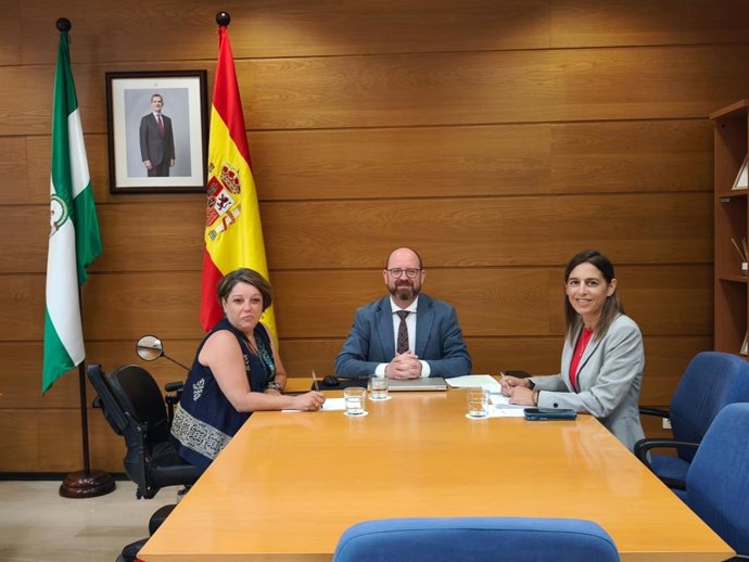 Reunión entre el secretario general de Planificación Asistencial y Consumo, Ismael Muñoz, y la presidenta de la Asociación Síndrome de Turner de Andalucía, Trinidad Rico.