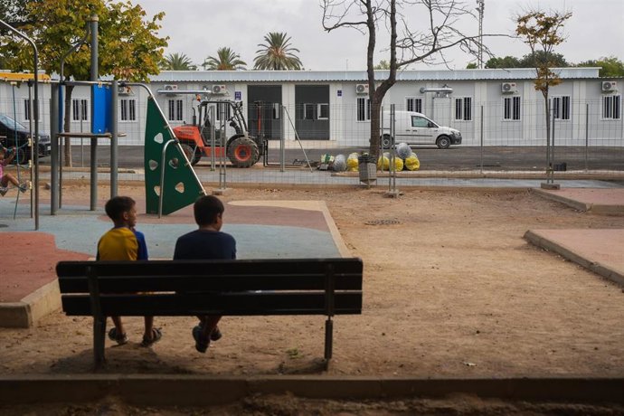 Niños jugando en un parque, frente a los barracones de Ceip Lluis Vives y la Escuela Infantil Ausiàs March de Massanassa, a 8 de agosto de 2025, en Massanassa, Valencia, Comunidad Valenciana (España).