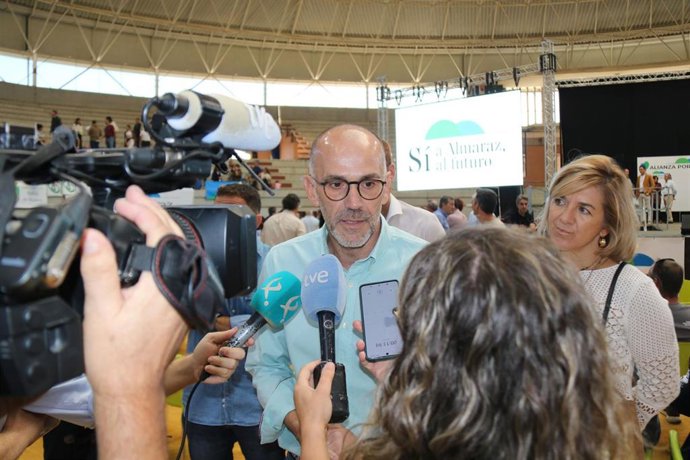 El secretario de Organización del PSOE de Extremadura, Manuel Mejías, atiende a los medios en el marco del acto de firma de la 'Alianza por Almaraz' celebrado este sábado en Navalmoral de la Mata (Cáceres)