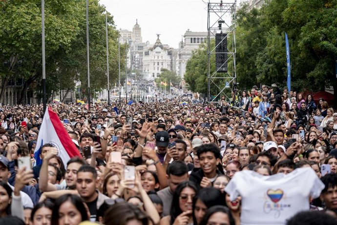 Archivo - Cientos de personas durante un concierto por el Día de la Hispanidad, en la Puerta de Alcalá, a 6 de octubre de 2024, en Madrid (España).