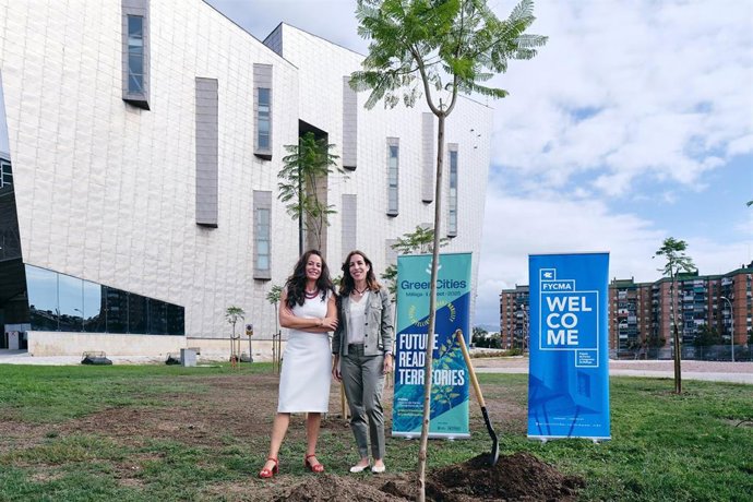 Las concejalas de Innovación, Digitalización y Captación de Inversiones del Ayuntamiento de Málaga y edil responsable de Fycma, Alicia Izquierdo, y de Sostenibilidad Medioambiental, Penélope Gómez