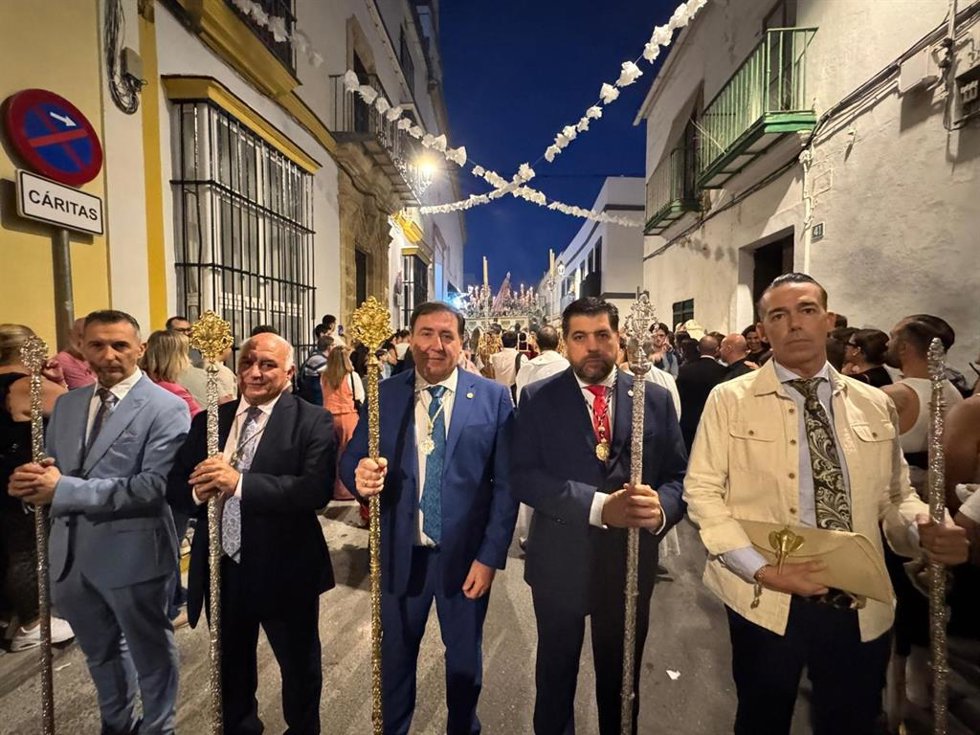 A Virgen del Rosario de la Hermandad de la Flagelación protagoniza su primera salida procesional por las calles de El Puerto