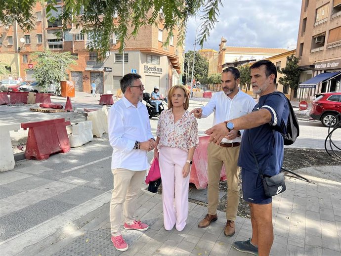 El portavoz municipal del PSOE junto a ediles socialistas en Huelin en una imagen de archivo