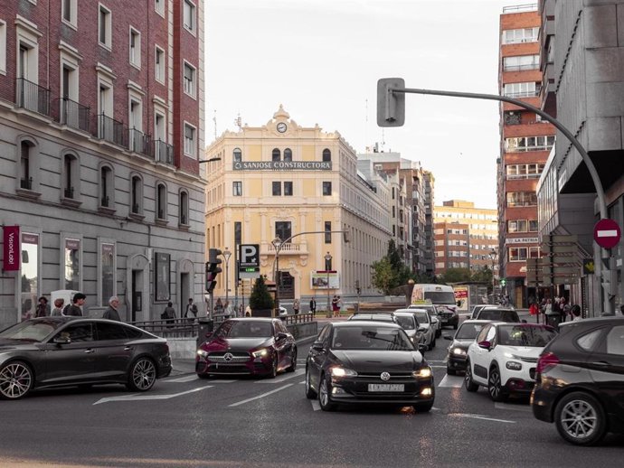 Tráfico en la Plaza de Madrid de Valladolid.