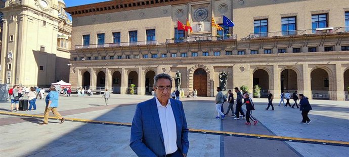 El portavoz de Vox en el Ayuntamiento de Zaragoza, Julio Calvo, este sábado en la plaza del Pilar.