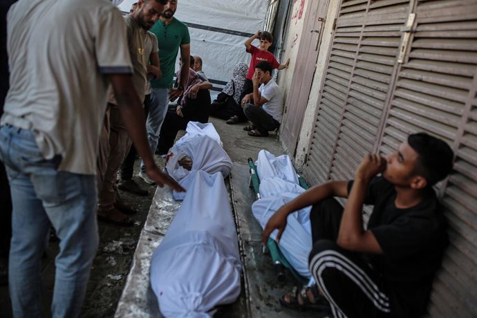 October 4, 2025, Gaza City, Gaza Strip, Palestinian Territory: Palestinians mourn by the body of a relative who was killed in Israeli strikes in Deir al-Balah, at Al-Aqsa Martyrs Hospital in the central Gaza Strip on October 4, 2025