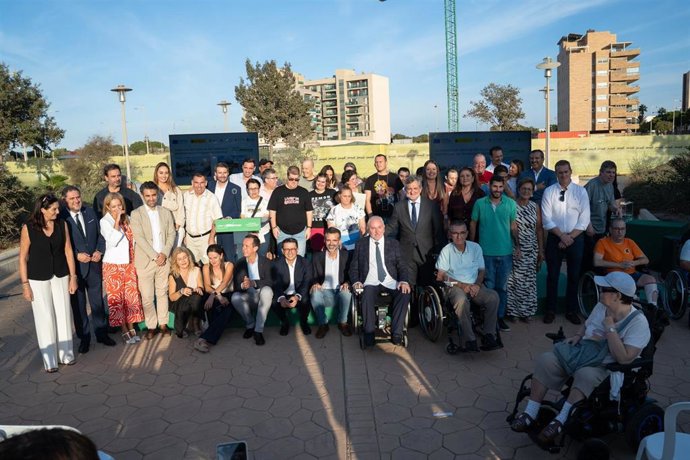 Foto de familia del acto de la Asociación de Personas con Discapacidad Verdiblanca poniendo la primera piedra de su nueva sede.