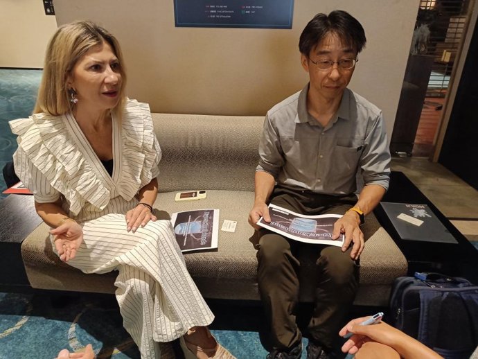 Mar Vaquero, junto a Tsuyoshi Nakaya, uno de los líderes del experimento internacional Hyper-Kamiokande.