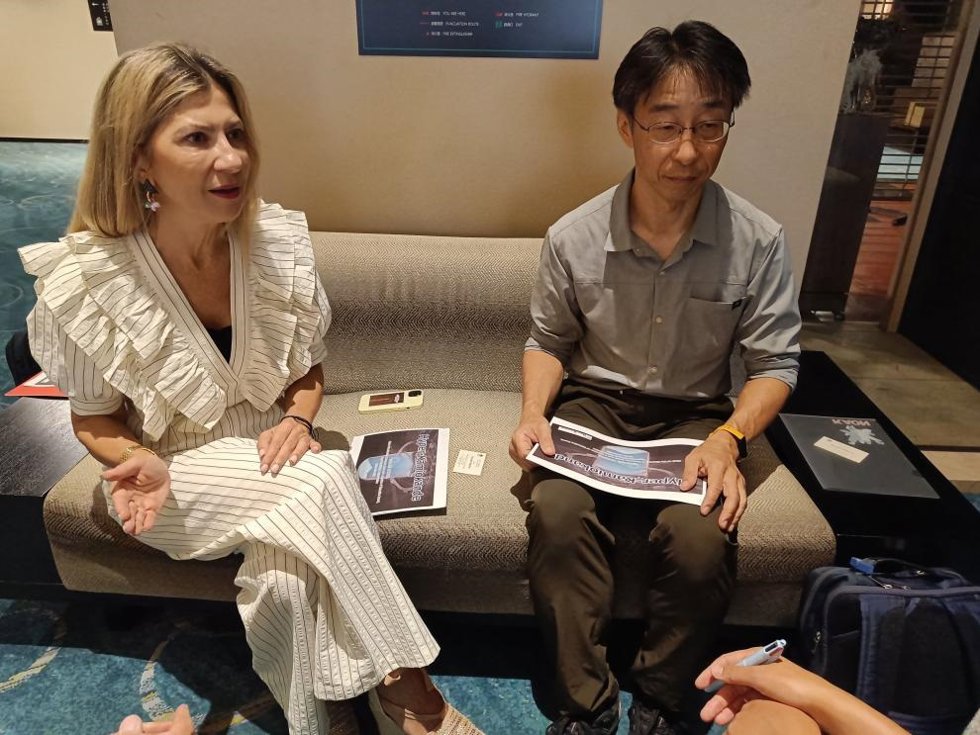 Mar Vaquero, junto a Tsuyoshi Nakaya, uno de los líderes del experimento internacional Hyper-Kamiokande.