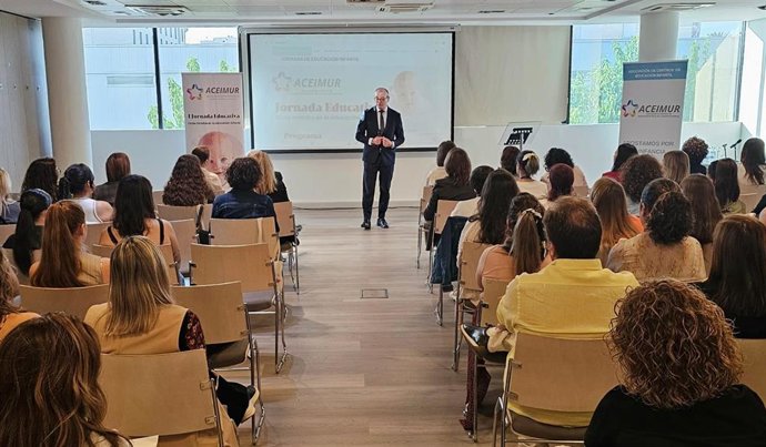 El consejero de Educación y Formación Profesional, Víctor Marín, inauguró hoy en Murcia la primera jornada 'Otras miradas en la educación infantil',