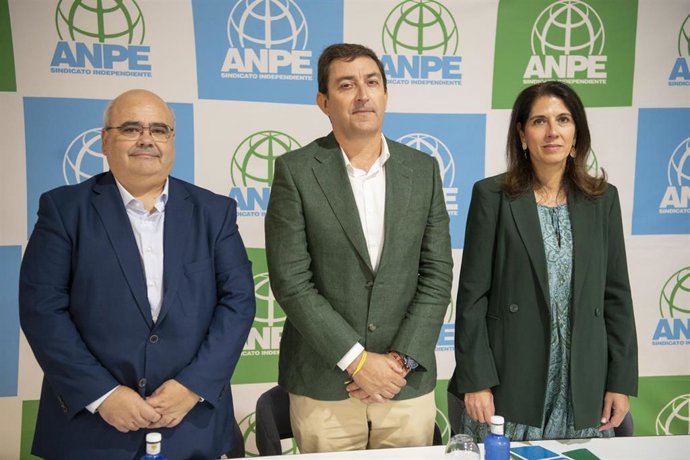 Juan Carlos Salcedo, vicepresidente de ANPE Ciudad Real, Francisco Venzalá, presidente nacional, y Mónica Sánchez de la Nieta, presidenta de ANPE Ciudad Real