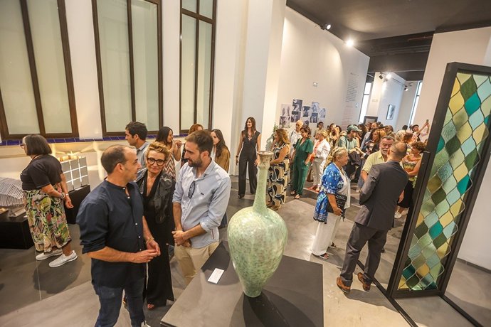 Un proyecto expositivo que muestra la artesanía contemporánea como un laboratorio de experimentación material, donde la tradición se transforma en motor de innovación y diálogo entre disciplinas