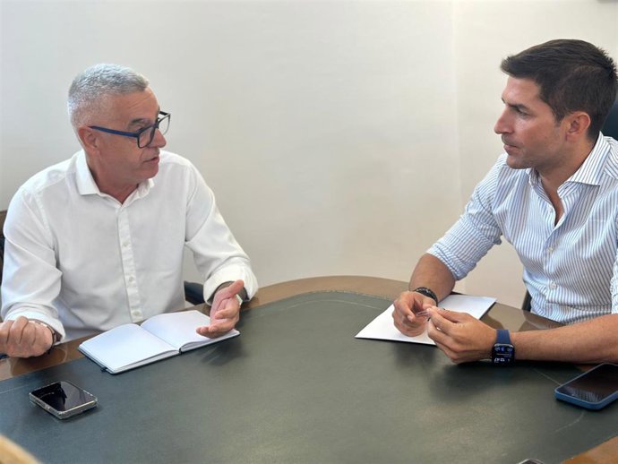 El diputado provincial de Con Málaga, Juan Márquez, y el alcalde de Casares, Juan Luis Villalón