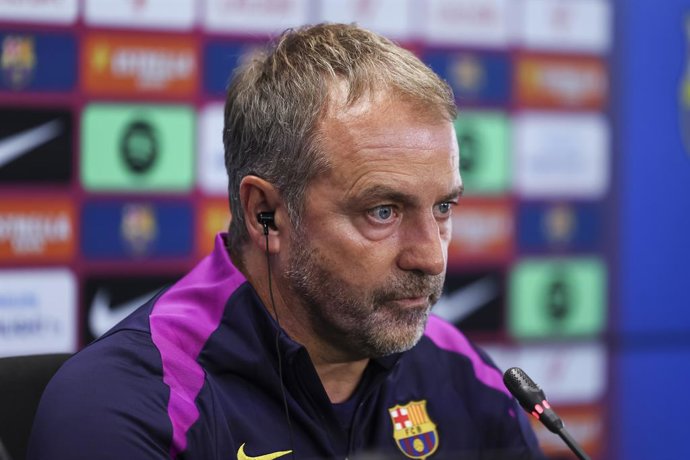 Hansi Flick, técnico do FC Barcelona, participa de sua coletiva de imprensa durante o dia de treinamento do FC Barcelona antes da partida de futebol contra a Real Sociedad pela Liga Espanhola, La Liga EA Sports, na Ciudad Esportiva Joan Gamper, em 27 de s